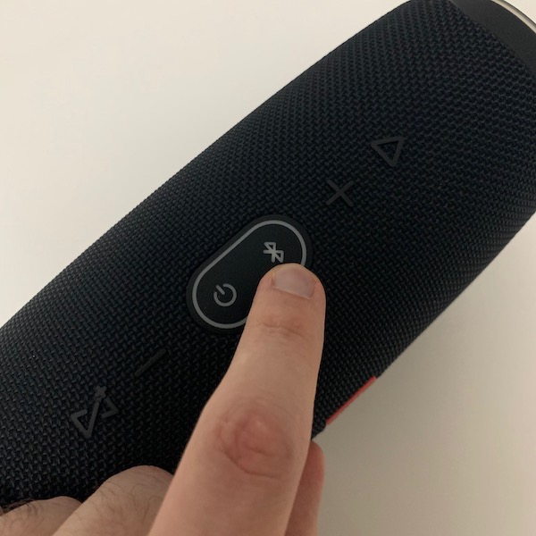 Le bouton Bluetooth d'une enceinte audio.