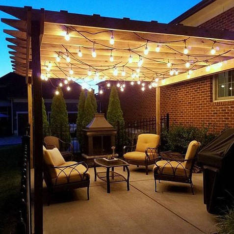 Pergola décorée avec des lumières LED.