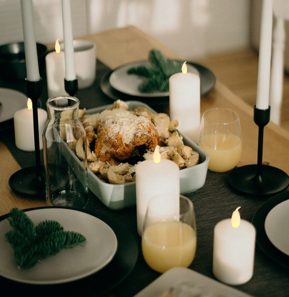 Bougies LED de Noël réutilisées pour un dîner aux chandelles.