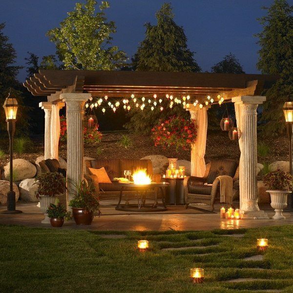 Tonnelle de jardin décorée avec des lumières LED.