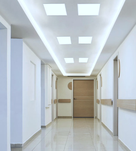 L'effet des LED blanc froid dans un corridor.