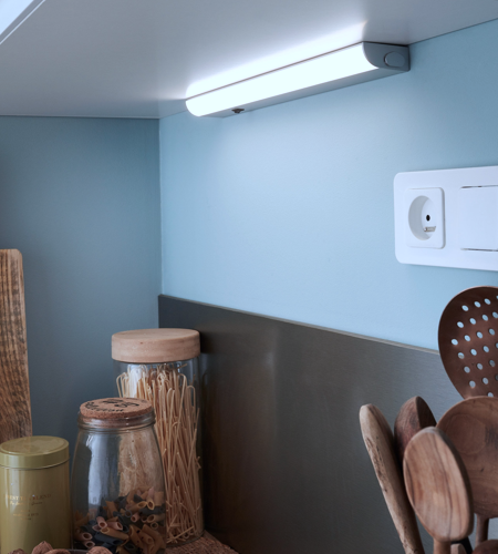Utilisation d'une barrette LED blanc froid dans un placard de cuisine.