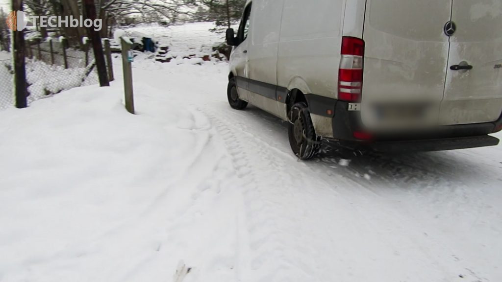 Que faire si sa voiture se retrouve coincée sous la neige ?