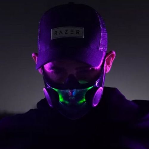 Un homme qui porte le prototype Hazel de Razer, masque de protection avec éclairage LED futuriste.