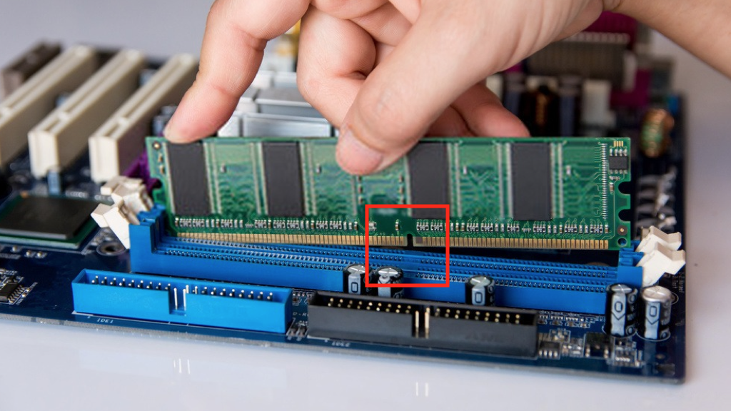 Photo pour illustrer la mise en place d'une barrette de RAM.