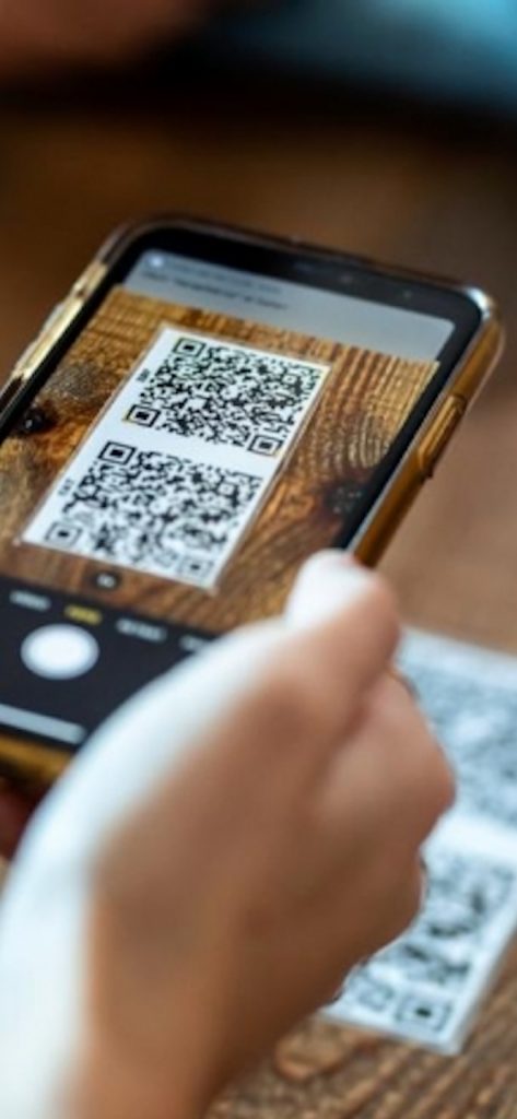 Scannez les QR Code des établissements dans lesquels vous sortez avec l'appareil photo de votre smartphone ou avec l'application.