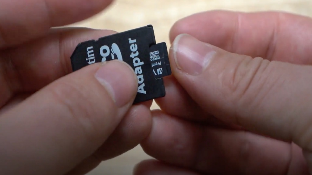 Utilisation d'un adaptateur SD pour connecter une carte microSD sur un ordinateur.